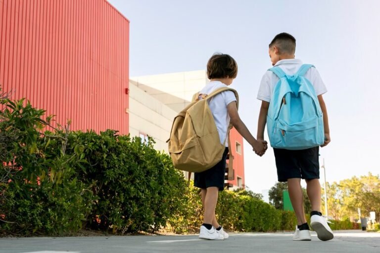 criancas-voltando-para-a-escola-juntos_23-2149507601